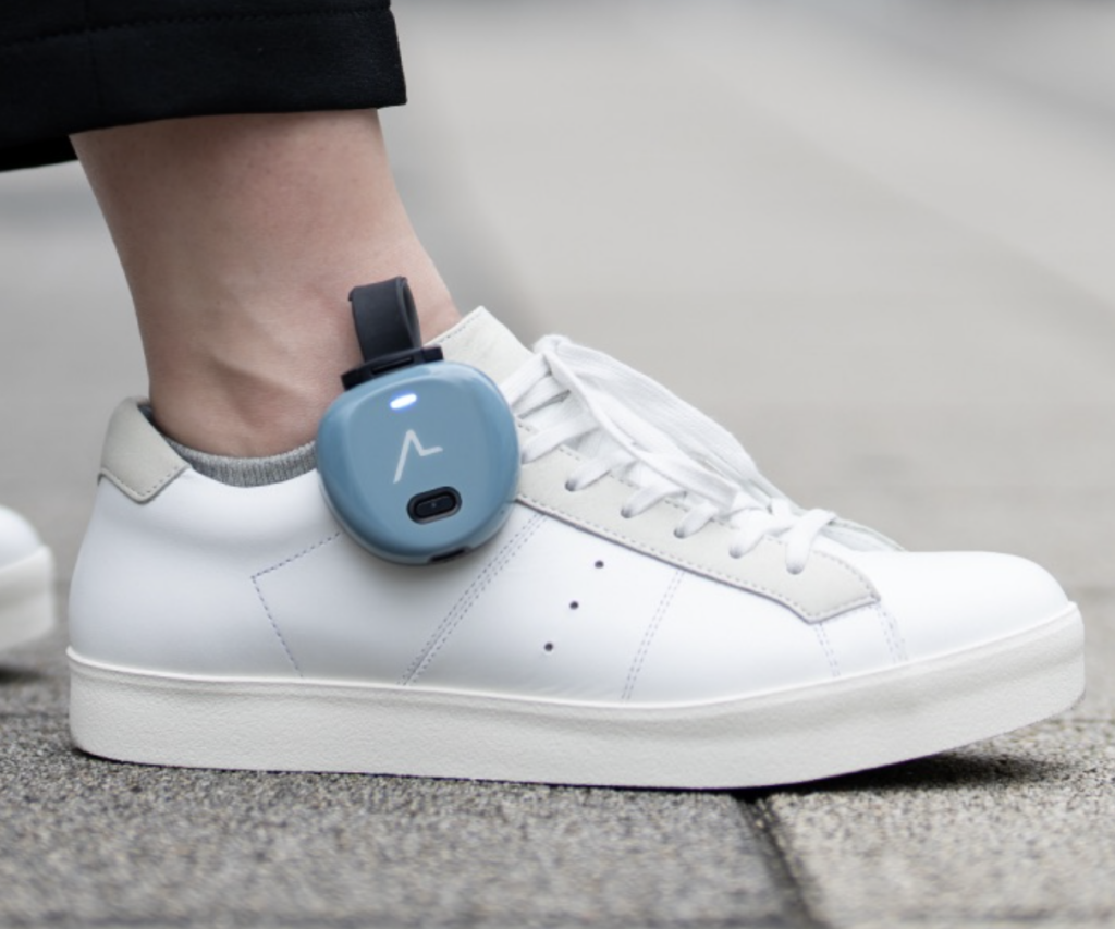 歩行支援デバイス『あしらせ』を靴に装着した状態