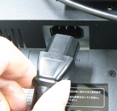 モニターの電源ケーブル接続箇所。